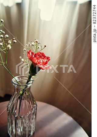 テーブルに置かれた花瓶 テーブルに置かれた花瓶 82372744