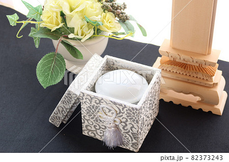 手元供養の骨壺とフラワーアレンジメント1 手元供養の骨壺とフラワーアレンジメント1 82373243