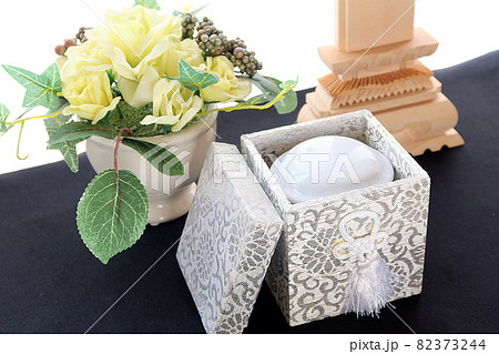 手元供養の骨壺とフラワーアレンジメント2 手元供養の骨壺とフラワーアレンジメント2 82373244