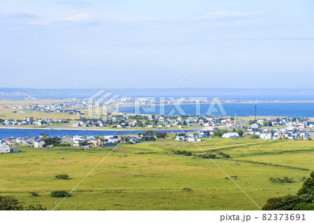 北海道　琵琶瀬展望台より霧多布湿原望む 82373691