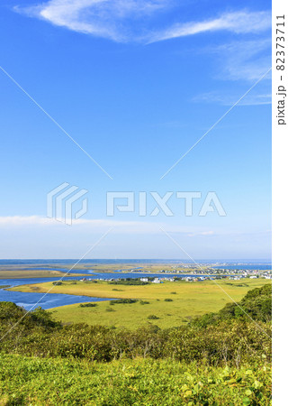 北海道　琵琶瀬展望台より霧多布湿原望む 82373711