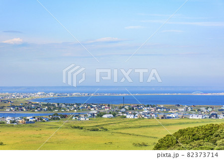 北海道　琵琶瀬展望台より霧多布湿原望む 82373714
