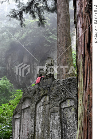 山寺の石仏 82373952