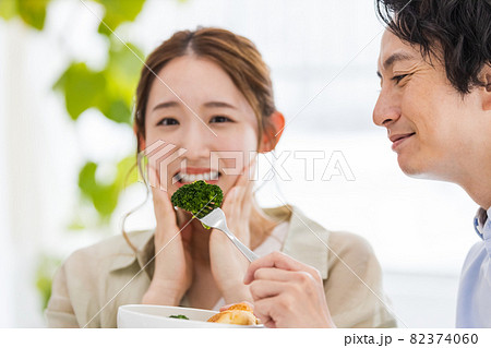 ブロッコリーを食べ飽きている若い女性 ブロッコリーを食べ飽きている若い女性 82374060