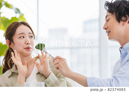 ブロッコリーを食べ飽きている若い女性 ブロッコリーを食べ飽きている若い女性 82374065