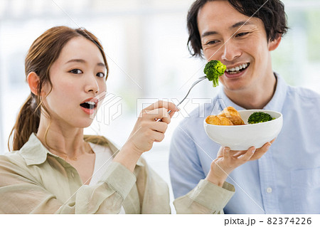 食事にブロッコリーを取り入れているカップル 食事にブロッコリーを取り入れているカップル 82374226