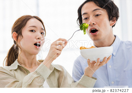 食事にブロッコリーを取り入れているカップル 82374227