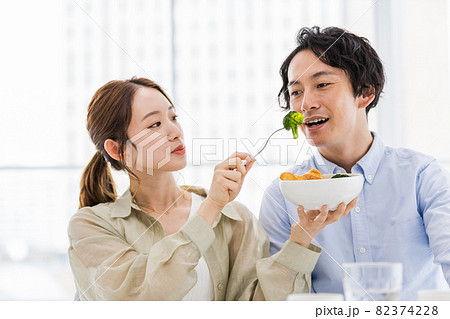 食事にブロッコリーを取り入れているカップル 82374228
