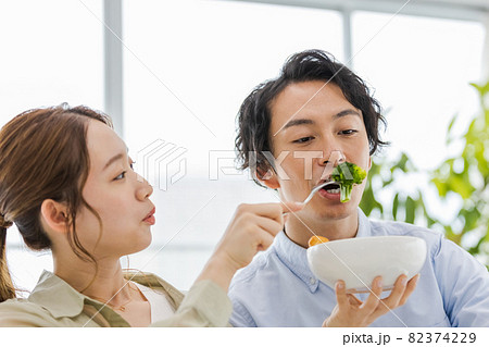食事にブロッコリーを取り入れているカップル 82374229