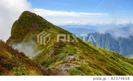 秋空と紅葉シーズンの谷川岳トマの耳 秋空と紅葉シーズンの谷川岳トマの耳 82374638