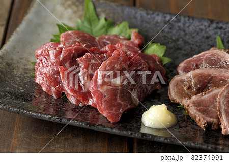 赤身とタタキの2種の馬刺し盛り合わせ 赤身とタタキの2種の馬刺し盛り合わせ 82374991