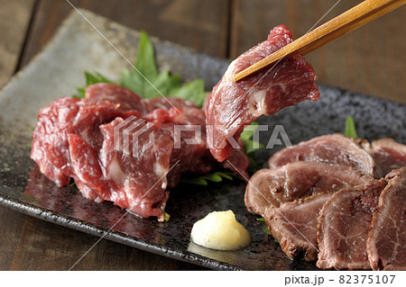 赤身とタタキの2種の馬刺し盛り合わせの赤身の方を食べる 赤身とタタキの2種の馬刺し盛り合わせの赤身の方を食べる 82375107