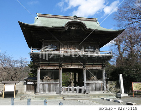 横浜市金沢区の称名寺にある仁王門 82375119