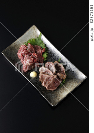 赤身とタタキの2種の馬刺し盛り合わせを黒背景で俯瞰撮影 赤身とタタキの2種の馬刺し盛り合わせを黒背景で俯瞰撮影 82375161