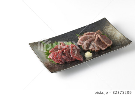 赤身とタタキの2種の馬刺し盛り合わせを白背景で撮影 82375209