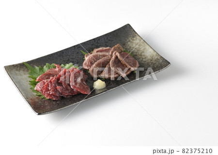 赤身とタタキの2種の馬刺し盛り合わせを白背景で撮影 82375210