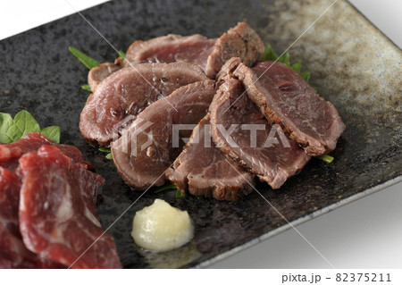 赤身とタタキの2種の馬刺し盛り合わせを白背景で撮影 82375211