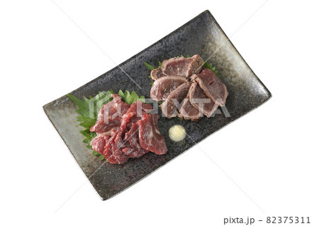 赤身とタタキの2種の馬刺し盛り合わせの切り抜き 82375311
