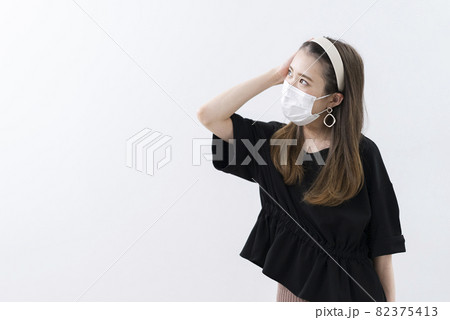 マスクをした女性 82375413