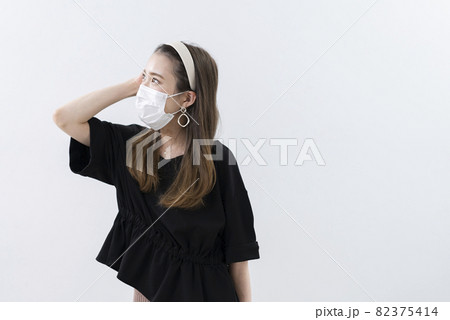 マスクをした女性 82375414