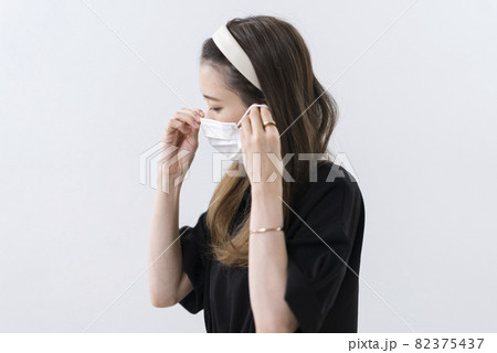 マスクをした女性 マスクをした女性 82375437