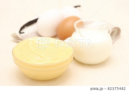 バニラビーンズ入りのカスタードクリームと、材料の卵と牛乳 82375482