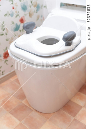 子供のトイレトレーニングの為に補助便座を設置する 子供のトイレトレーニングの為に補助便座を設置する 82375638