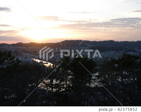 横浜市金沢区の野島公園にある展望台からの眺め(夕焼け・平潟湾・富士山) 横浜市金沢区の野島公園にある展望台からの眺め(夕焼け・平潟湾・富士山) 82375652