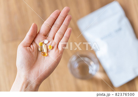 サプリメント 女性の手 サプリメント 女性の手 82376500