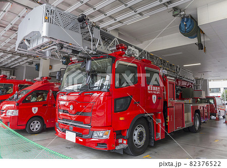 待機する消防車 消防車 緊急車両 はしご車の写真素材