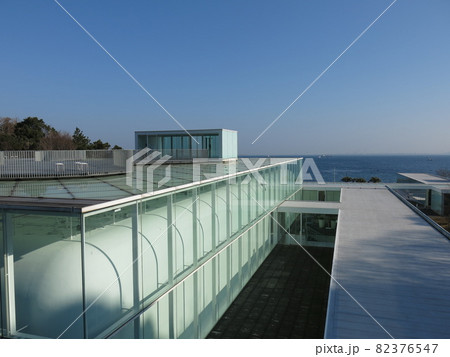 横須賀美術館の屋上広場と東京湾 82376547