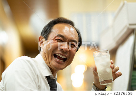 居酒屋でお酒を飲むミドル男性 居酒屋でお酒を飲むミドル男性 82376559