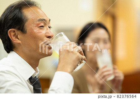 楽しく居酒屋でお酒を飲む中高年の夫婦 楽しく居酒屋でお酒を飲む中高年の夫婦 82376564