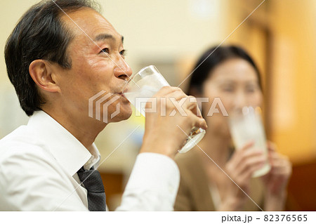 楽しく居酒屋でお酒を飲む中高年の夫婦 楽しく居酒屋でお酒を飲む中高年の夫婦 82376565