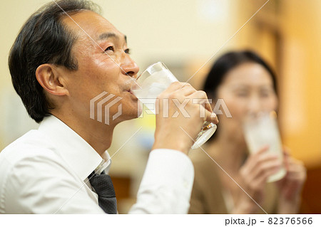 楽しく居酒屋でお酒を飲む中高年の夫婦 楽しく居酒屋でお酒を飲む中高年の夫婦 82376566