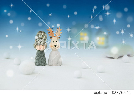 クリスマスの夜に雪が降る 楽しむイルミネーションやライトアップ クリスマスの夜に雪が降る 楽しむイルミネーションやライトアップ 82376579