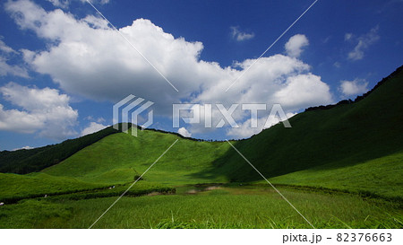 新緑の曾爾高原と雲 新緑の曾爾高原と雲 82376663