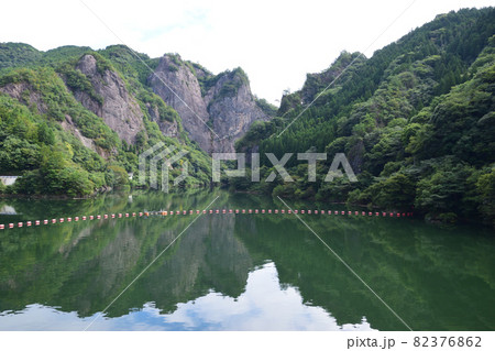 日向神ダム湖に映えるハート岩 82376862