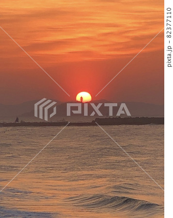 朝日に浮かぶ江ノ島シーキャンドル 82377110