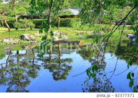 松と木船が池に映る日本庭園の風景 82377371