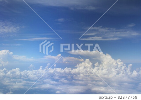 真夏の午後の陽光を浴びて発達する雄大積雲を上空から見る 真夏の午後の陽光を浴びて発達する雄大積雲を上空から見る 82377759