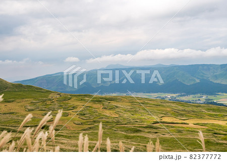 初秋のススキの草原に米塚と阿蘇の風景 82377772