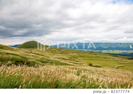初秋のススキの草原に米塚と阿蘇の風景 初秋のススキの草原に米塚と阿蘇の風景 82377774