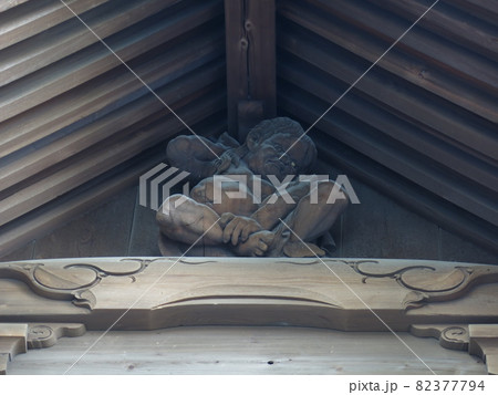 横須賀市西浦賀の叶神社（西叶神社）にある本殿棟柱を担ぐ力士像 82377794