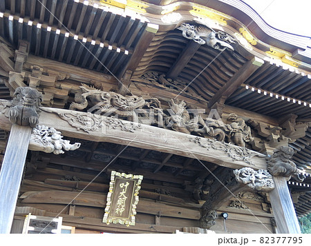 横須賀市西浦賀の叶神社（西叶神社）にある拝殿向拝の龍の彫刻 82377795