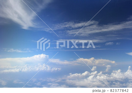 真夏の午後の陽光を浴びて発達する雄大積雲を上空から見る 82377842