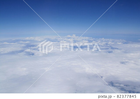 真夏の午後の陽光を浴びる雲海を上空から見る 真夏の午後の陽光を浴びる雲海を上空から見る 82377845