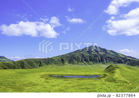 阿蘇を代表する観光地　美しい草千里ヶ浜（熊本県阿蘇市） 82377864