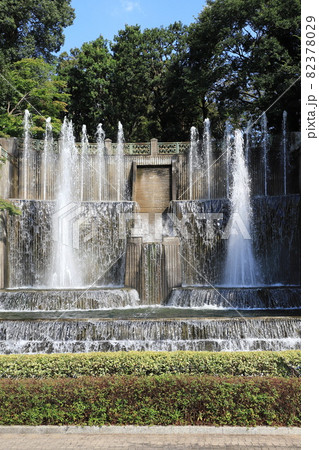 川口市立グリーンセンター　花壇広場の滝と大噴水 82378029