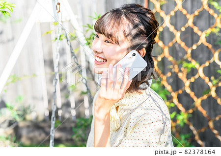 電話をする女性 82378164